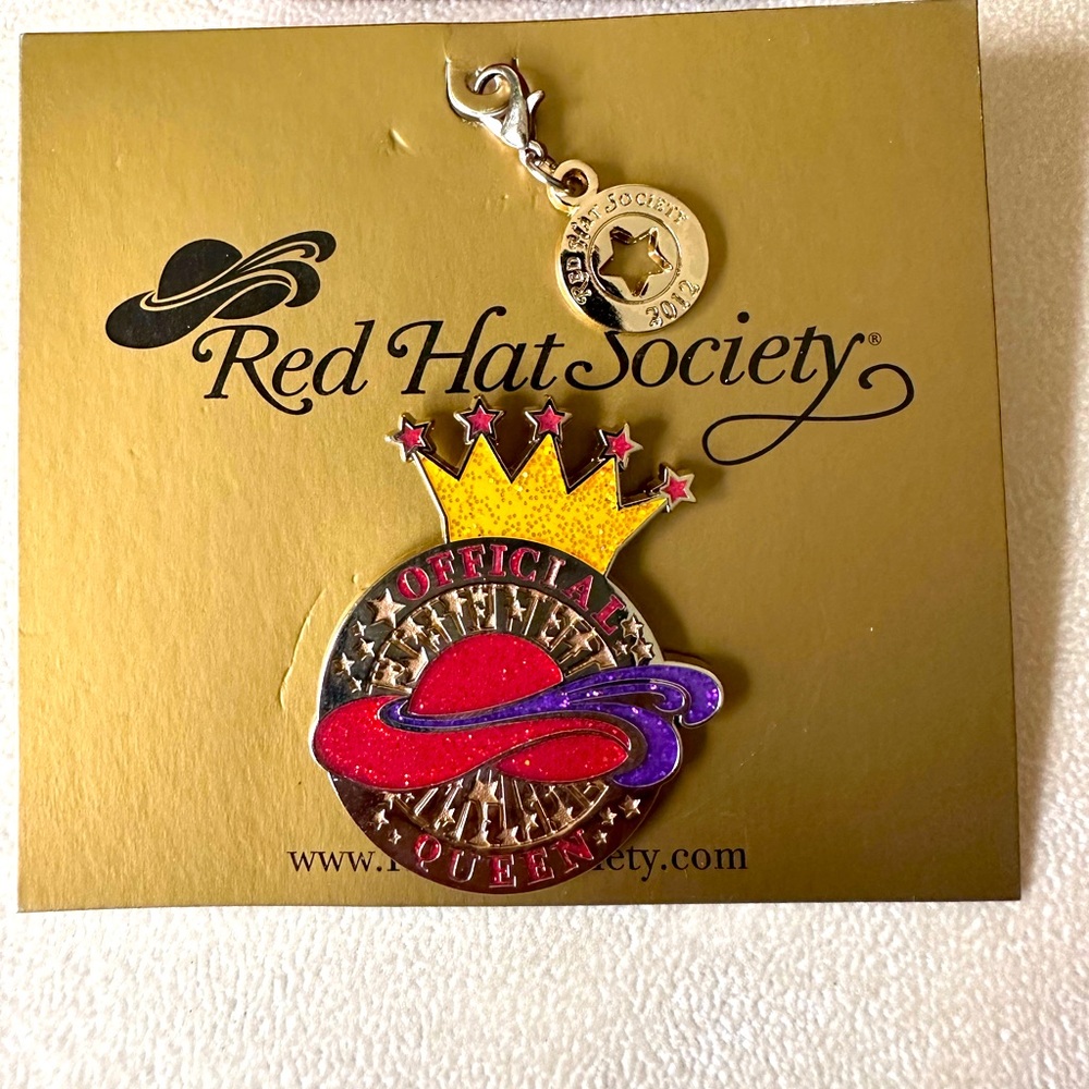 Red Hat Society Queen Pin and Charm 2012 NIB